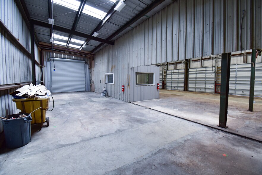 More Photos Of 8969 Pensacola Blvd, Pensacola Auto Repair For Sale