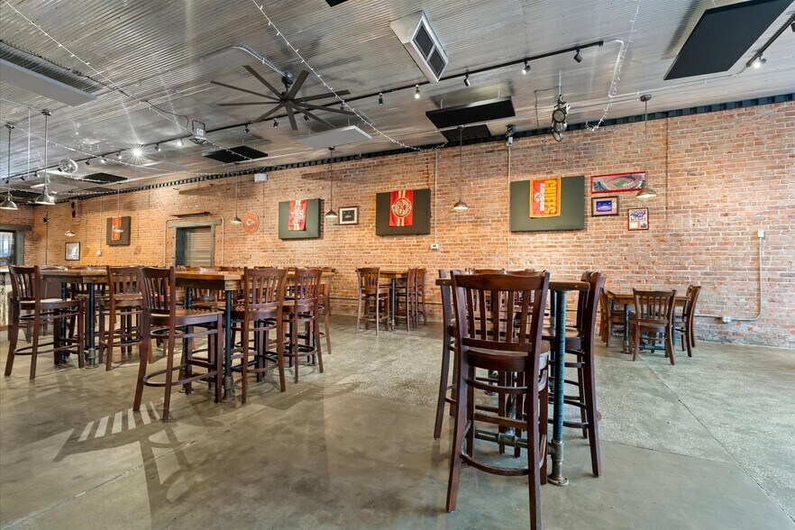 More Photos Of 451 S Thompson Ave, Excelsior Springs Bar For Sale