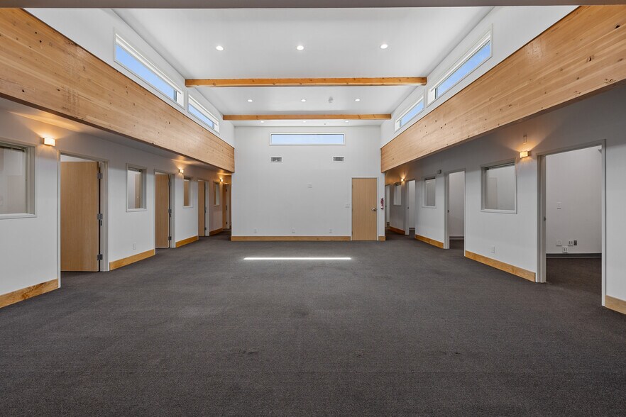 More Photos Of 18536 Oxnard St, Tarzana Warehouse For Sale