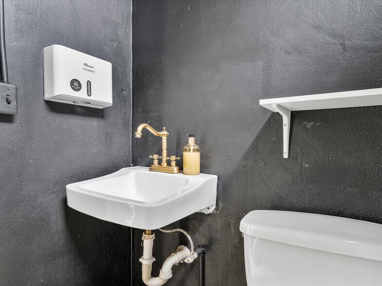 More Photos Of 251-253 NE 69th St, Miami Warehouse For Lease