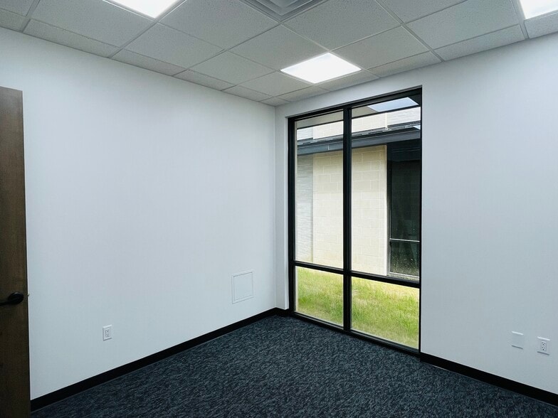 More Photos Of 7102 Tarrington Ave, Sugar Land Medical For Sale