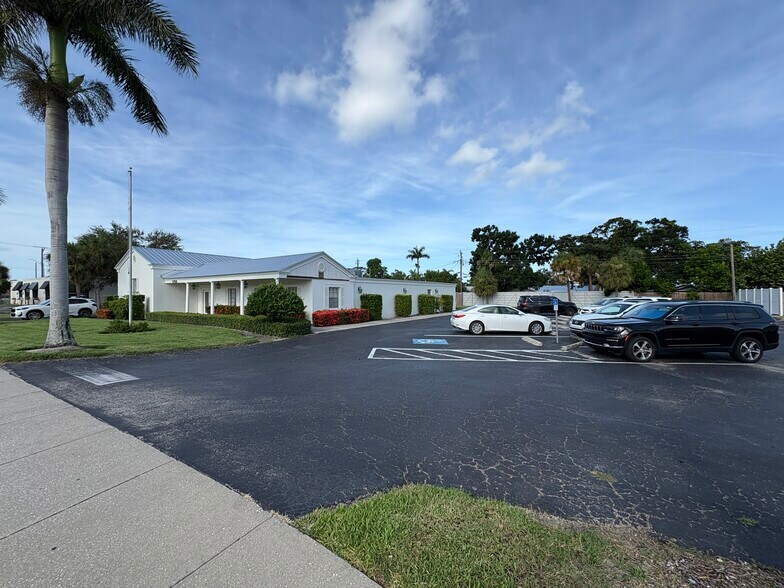 More Photos Of 5750 Swift Rd, Sarasota Freestanding For Lease