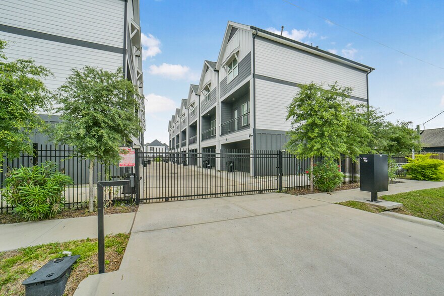 More Photos Of 316 Thornton Rd, Houston Apartments For Sale