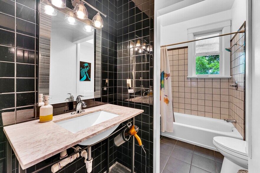 More Photos Of 87 Spring St, Eureka Springs Storefront Retail Residential For Sale