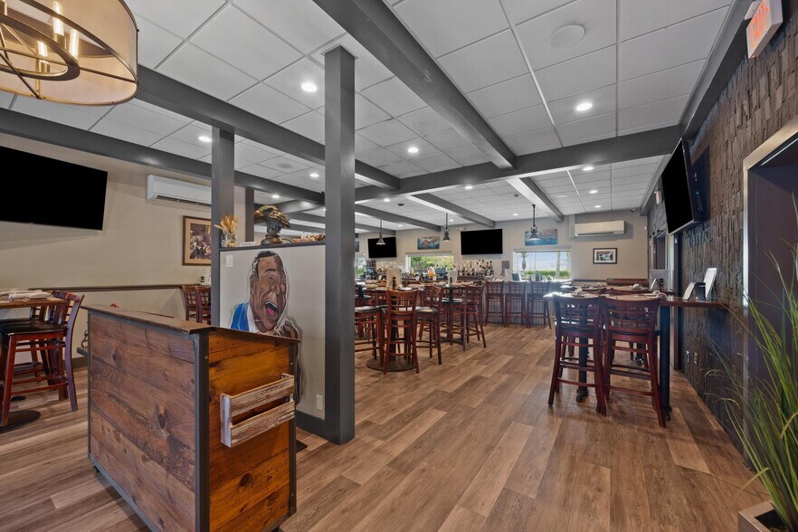 More Photos Of 514 NW Dixie Hwy, Stuart General Retail For Sale