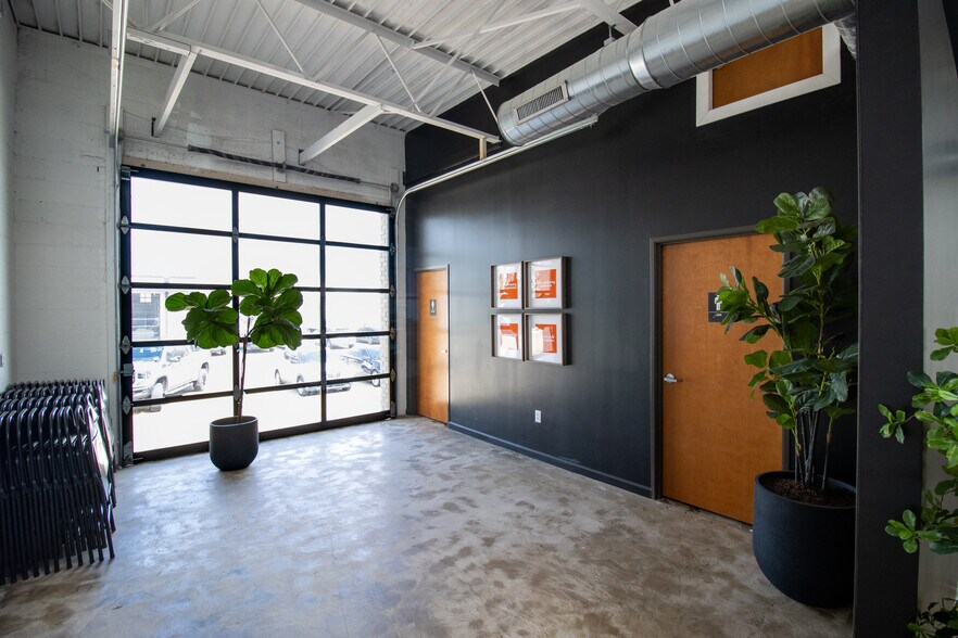 More Photos Of 2285 & 2289 Vantage St, Dallas Light Manufacturing For Lease