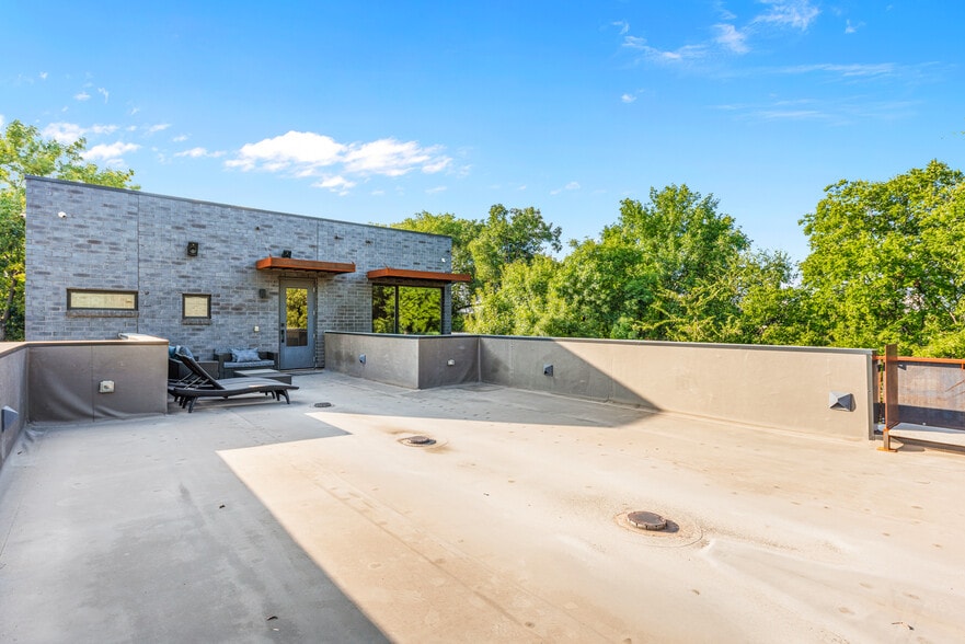 More Photos Of 4798 Iberia Ave, Dallas Office For Sale