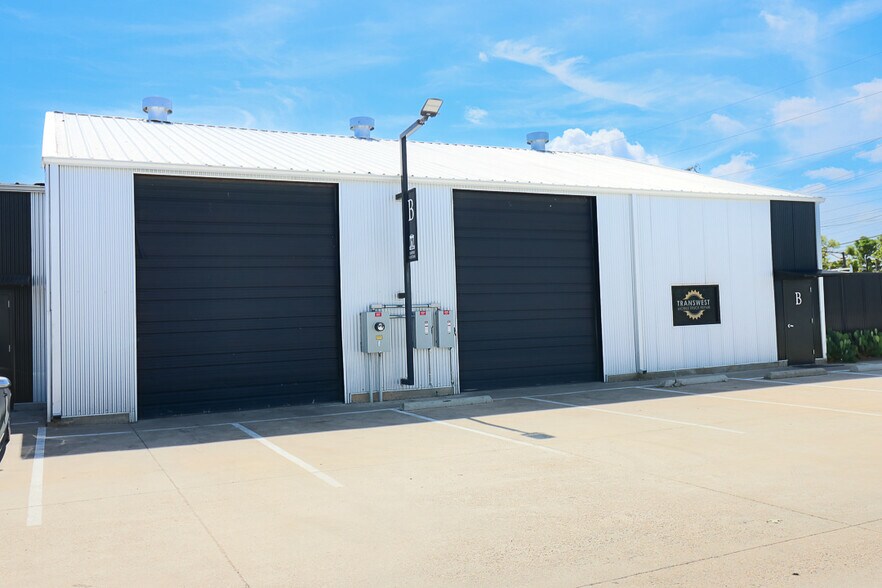 More Photos Of 1835 Empire Central Dr, Dallas Warehouse For Lease
