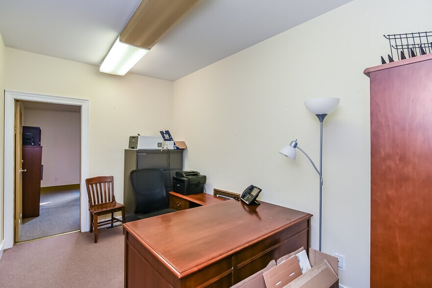 More Photos Of 1900 E Parham Rd, Henrico Office For Sale