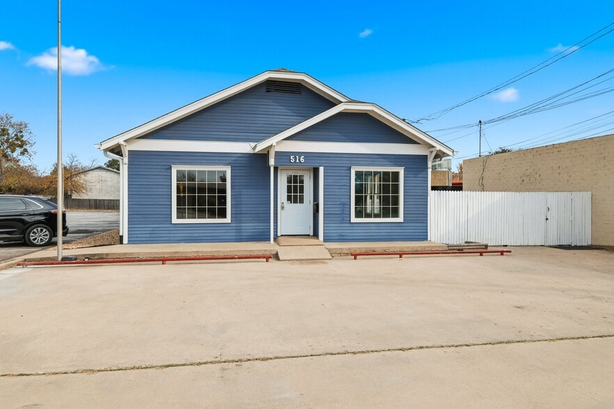Primary Photo Of 516 N Locust St, Denton Daycare Center For Lease