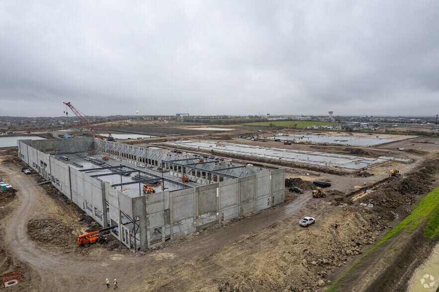 More Photos Of 170 Deep Roots Dr, Buda Distribution For Lease