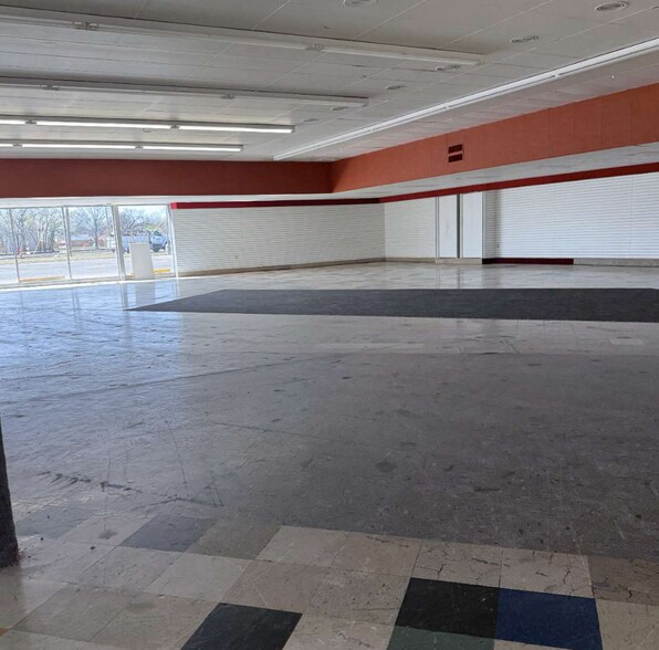 More Photos Of 1900 E Pawnee St, Wichita Freestanding For Sale