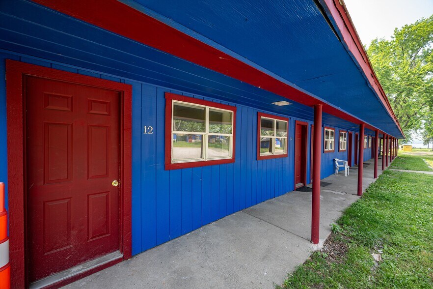 More Photos Of 8230 Highland Rd, White Lake Hotel For Sale