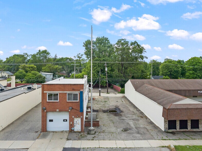 More Photos Of 25906 Five Mile rd, Redford Self Storage For Sale