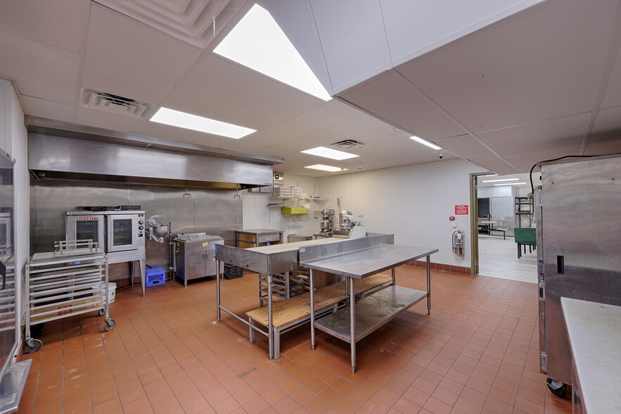 More Photos Of 1112 N Frazier St, Conroe Freestanding For Sale