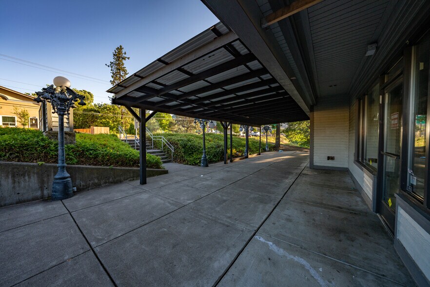 More Photos Of 2345 Ashland St, Ashland Freestanding For Lease