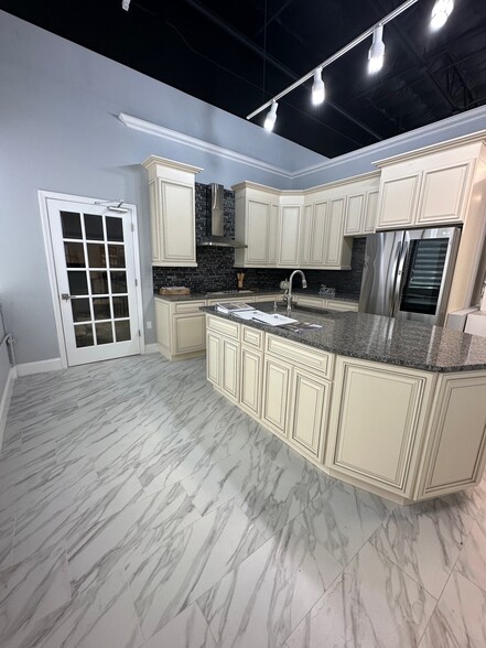 More Photos Of 7901 Kingspointe Pky, Orlando Showroom For Sale