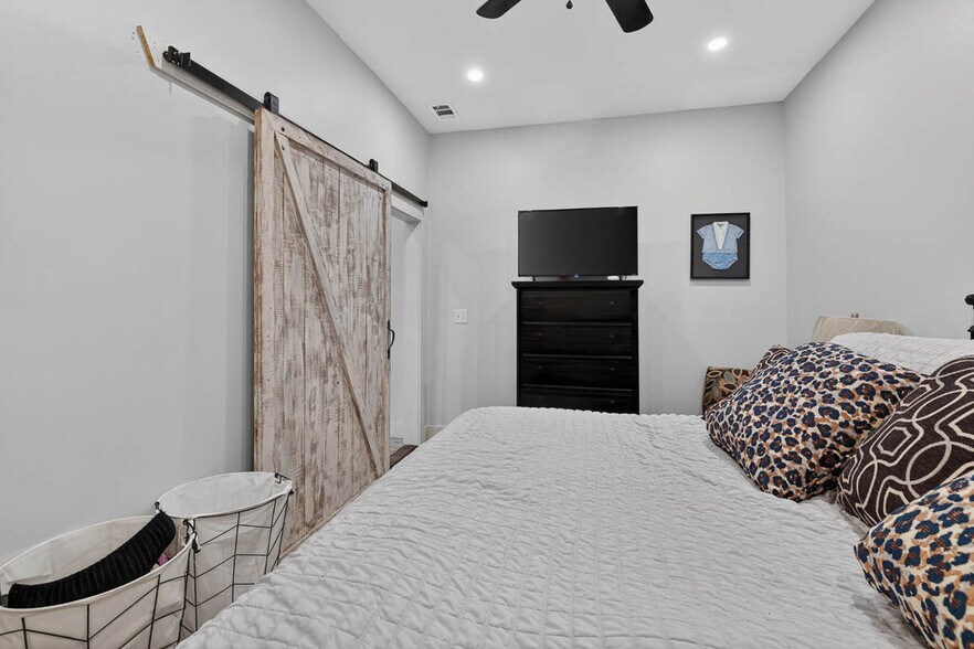 More Photos Of 1607 Norwich St, Brunswick Flex For Sale