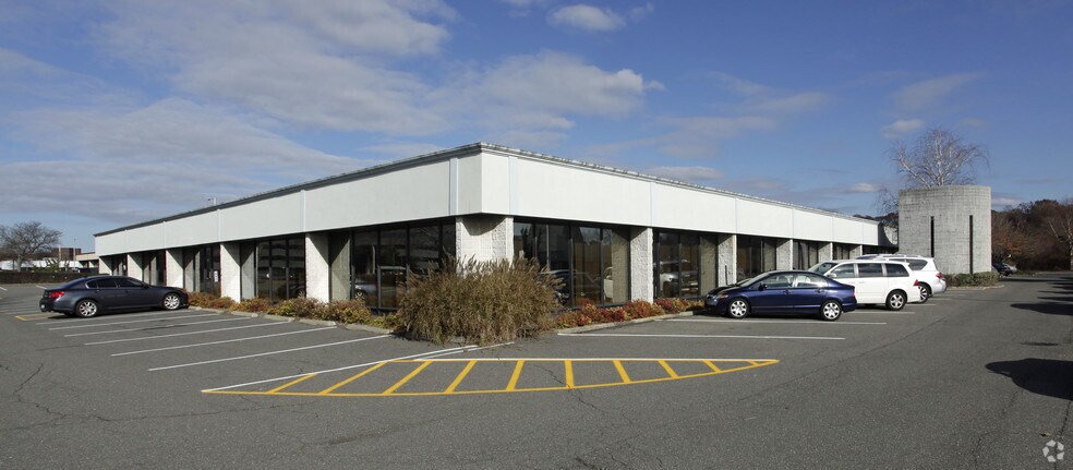 More Photos Of 205 Froehlich Farm Blvd, Woodbury Medical For Lease