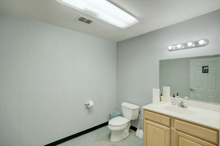 More Photos Of 11578 Airway Blvd, Roanoke Warehouse For Sale