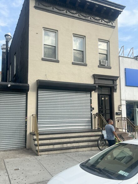 Primary Photo Of 25-89 Steinway St, Astoria Restaurant For Lease