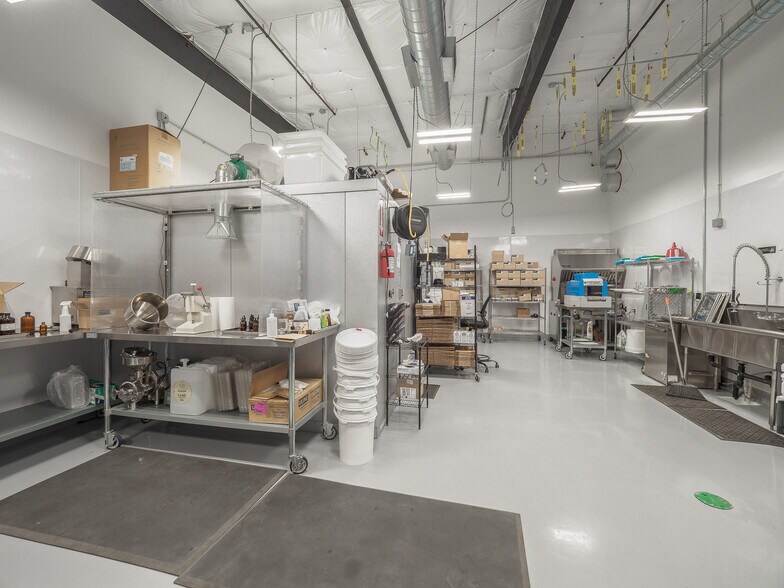 More Photos Of 630 SW Walnut St, Hillsboro Warehouse For Sale