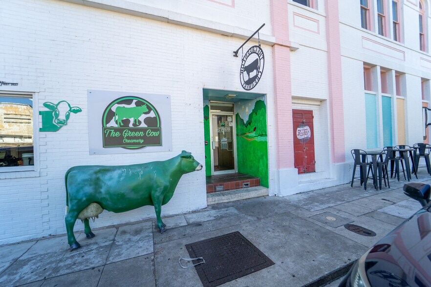 More Photos Of 102 S Main St, Victoria Storefront For Sale