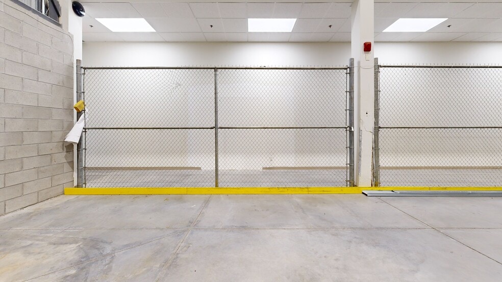 Primary Photo Of 235 Rue Isabey, Montréal Warehouse For Lease