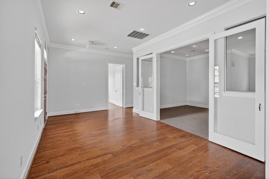 More Photos Of 25511 Budde Rd, The Woodlands Office For Sale