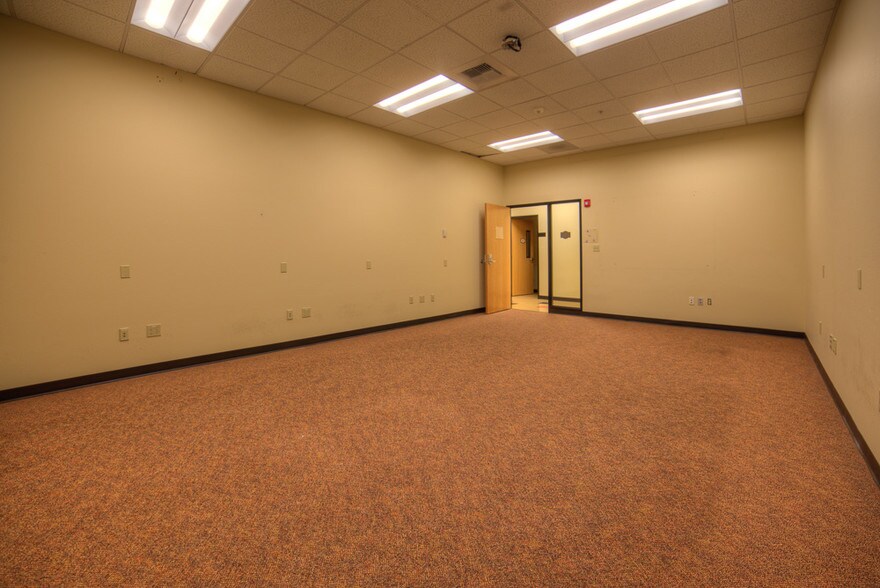 More Photos Of 410 W Bakerview Rd, Bellingham General Retail For Lease