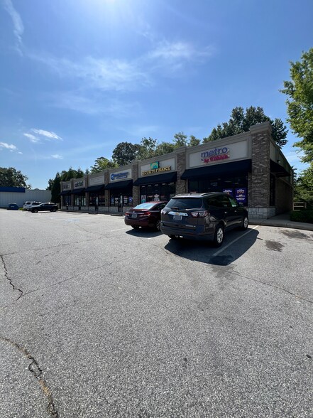 More Photos Of 6811 Calhoun Memorial Hwy, Easley Unknown For Lease