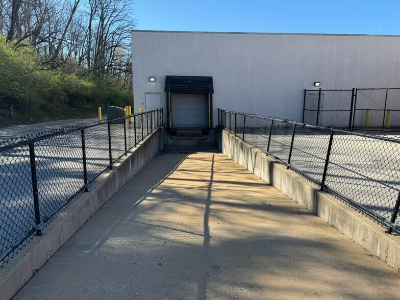 More Photos Of 10006-10056 W Florissant Ave, Saint Louis Storefront For Lease