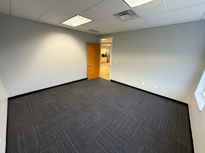 More Photos Of 9650 Commerce Dr, Carmel Office For Lease