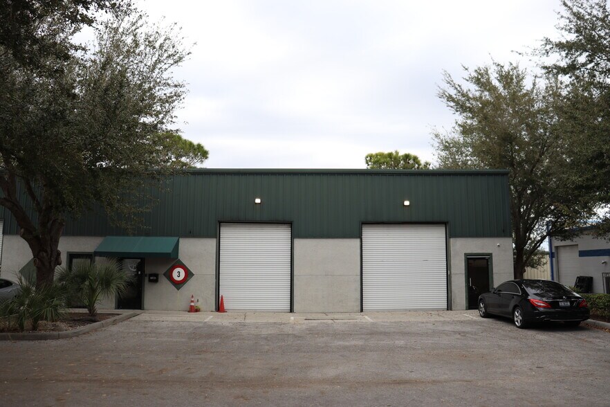 More Photos Of 6413 Pinecastle Blvd, Orlando Flex For Lease