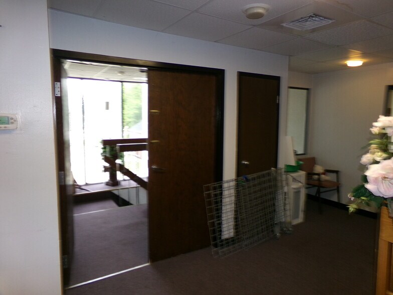 More Photos Of 4021 W Michigan Ave, Lansing Office For Sale