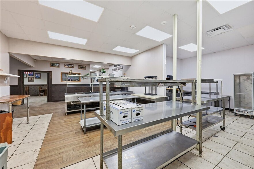 More Photos Of 3720 W Park Ave, Orange Flex For Sale