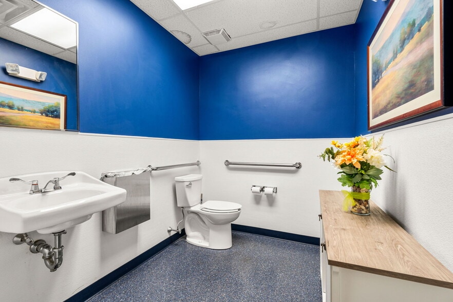 More Photos Of 535 Main St, Winchester Freestanding For Lease