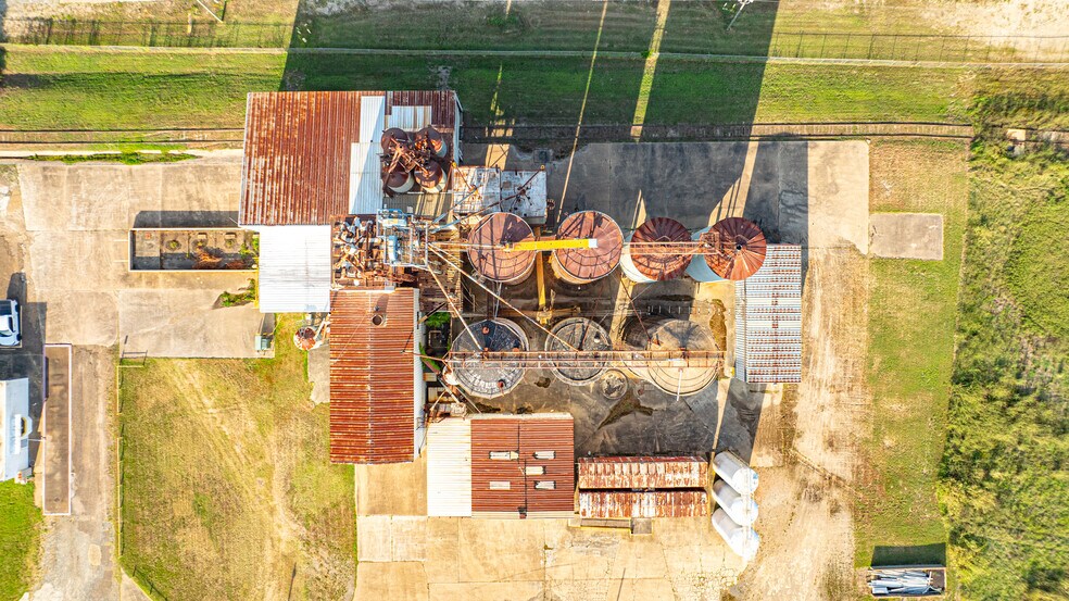 More Photos Of 220 Progress Blvd, Longview Warehouse For Sale