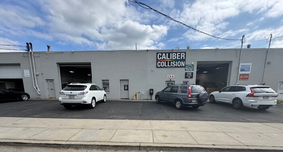 More Photos Of 130-138 Railroad St, Huntington Station Warehouse For Lease