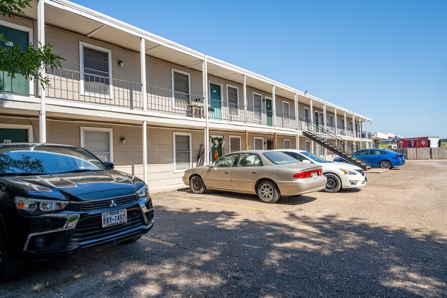 More Photos Of 5111 Interstate 35 N, Waco Apartments For Sale
