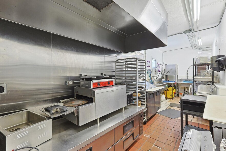 More Photos Of 2925 Race St, Fort Worth Restaurant For Lease