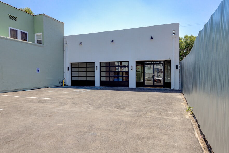 More Photos Of 2616 W Jefferson Blvd, Los Angeles Showroom For Sale