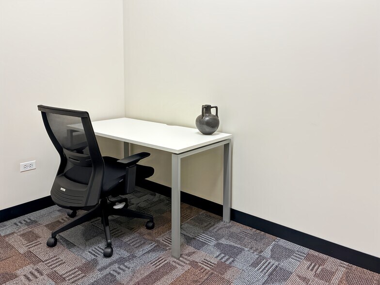 More Photos Of 5400 Prairie Stone Pkwy, Hoffman Estates Coworking Space