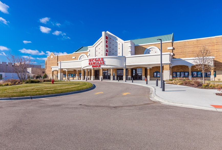 More Photos Of 300 Parkway Dr, Lincolnshire Movie Theatre For Lease