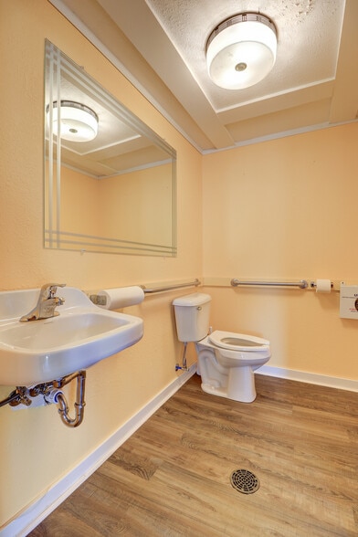 More Photos Of 603 W Rock Falls Rd, Rock Falls General Retail For Sale