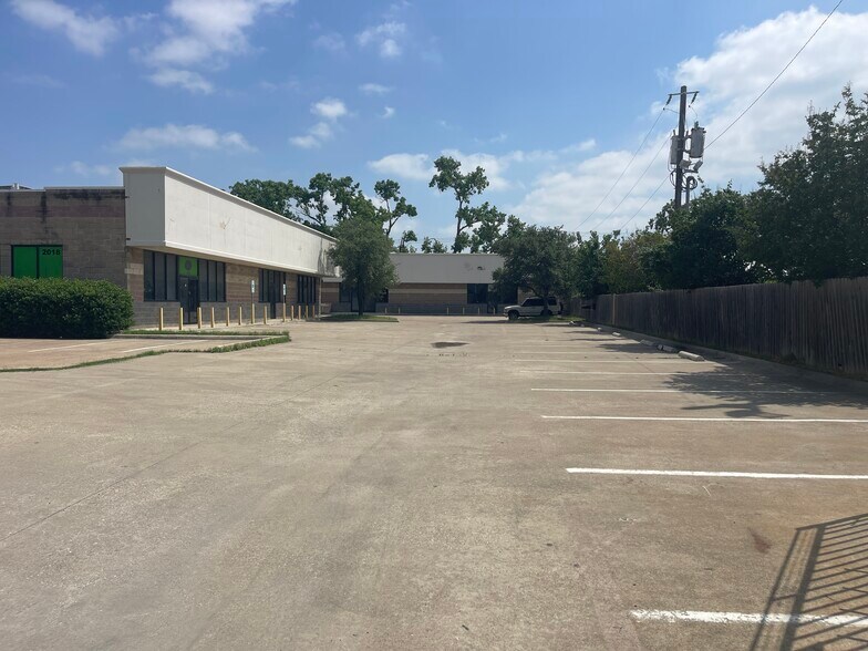 More Photos Of 2020 W Northwest Hwy, Dallas Freestanding For Sale