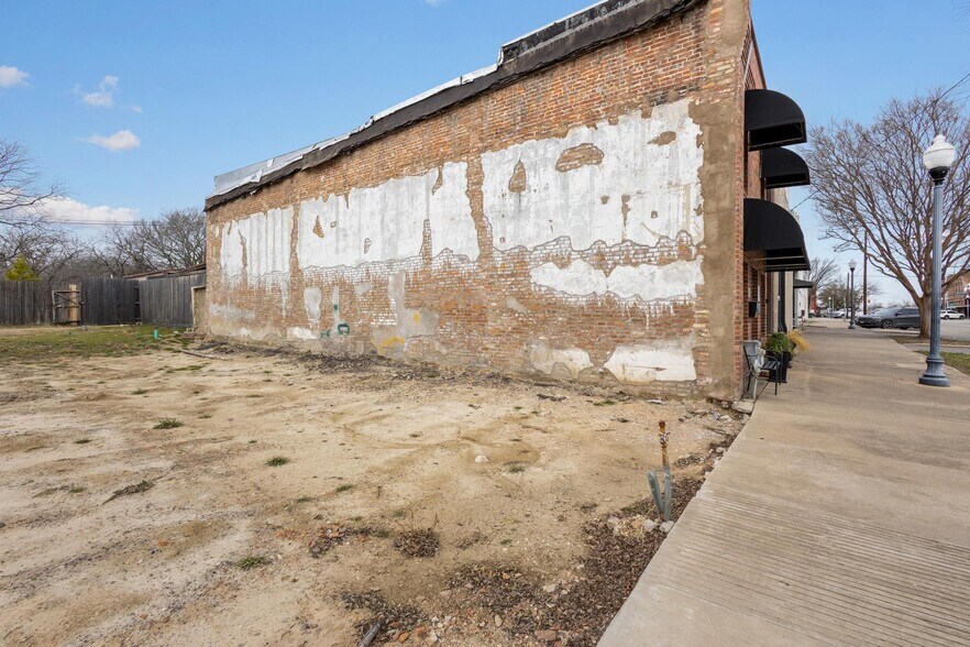 More Photos Of 211 N Main St, Bonham Office Residential For Sale