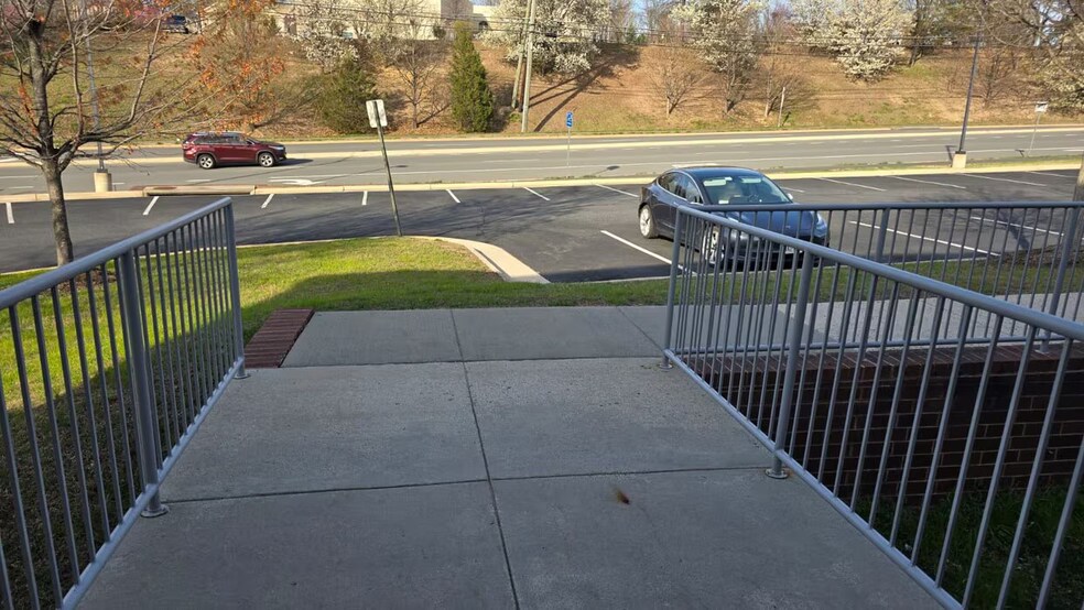 More Photos Of 14165 Robert Paris Ct, Chantilly Medical For Lease