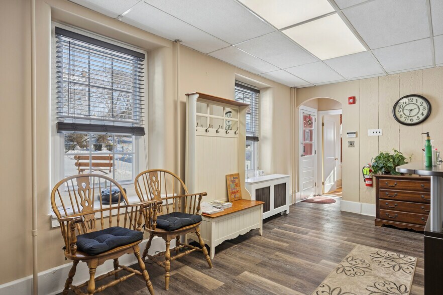 More Photos Of 46 Hilltown Pike, Line Lexington Office For Sale