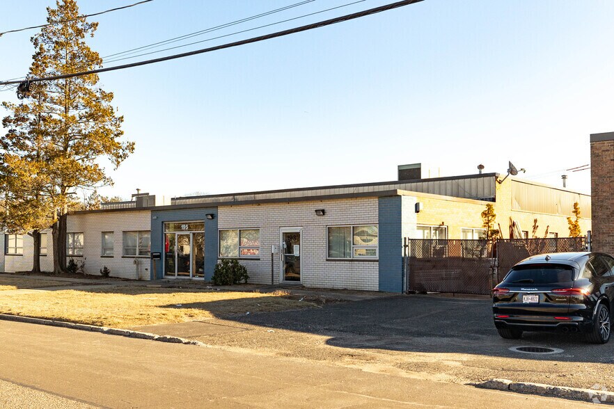 More Photos Of 195 Marine St, Farmingdale Warehouse For Lease